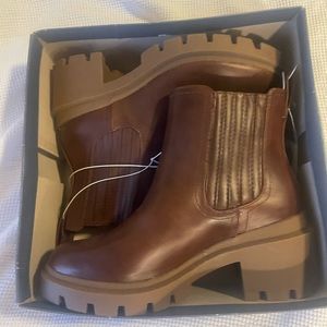 NWT! Chelsea Boots, dark brown 7W